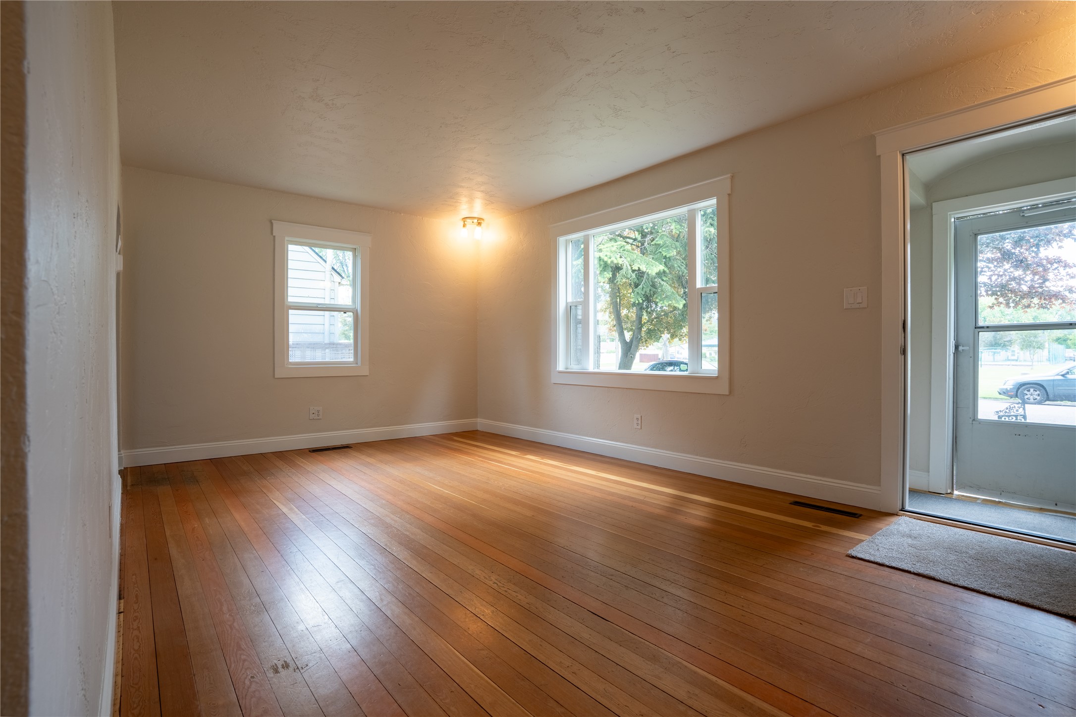 925 8th Avenue E Property Photo 3
