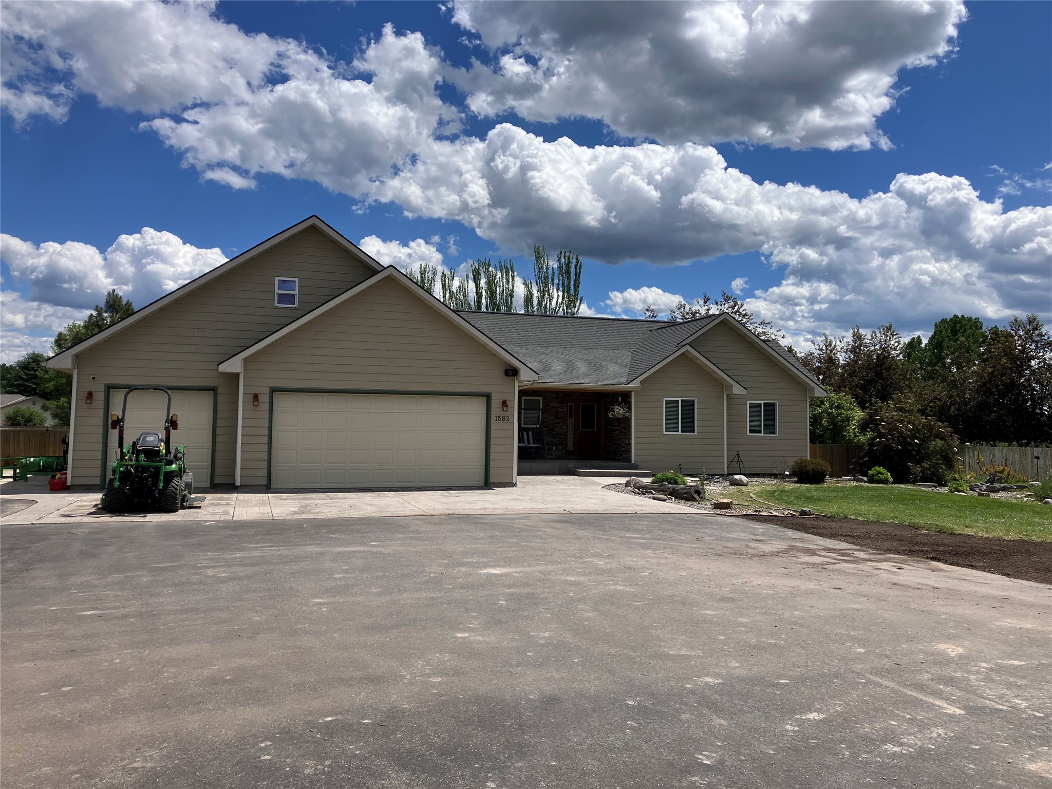 1582 Douglas Drive Property Photo 2