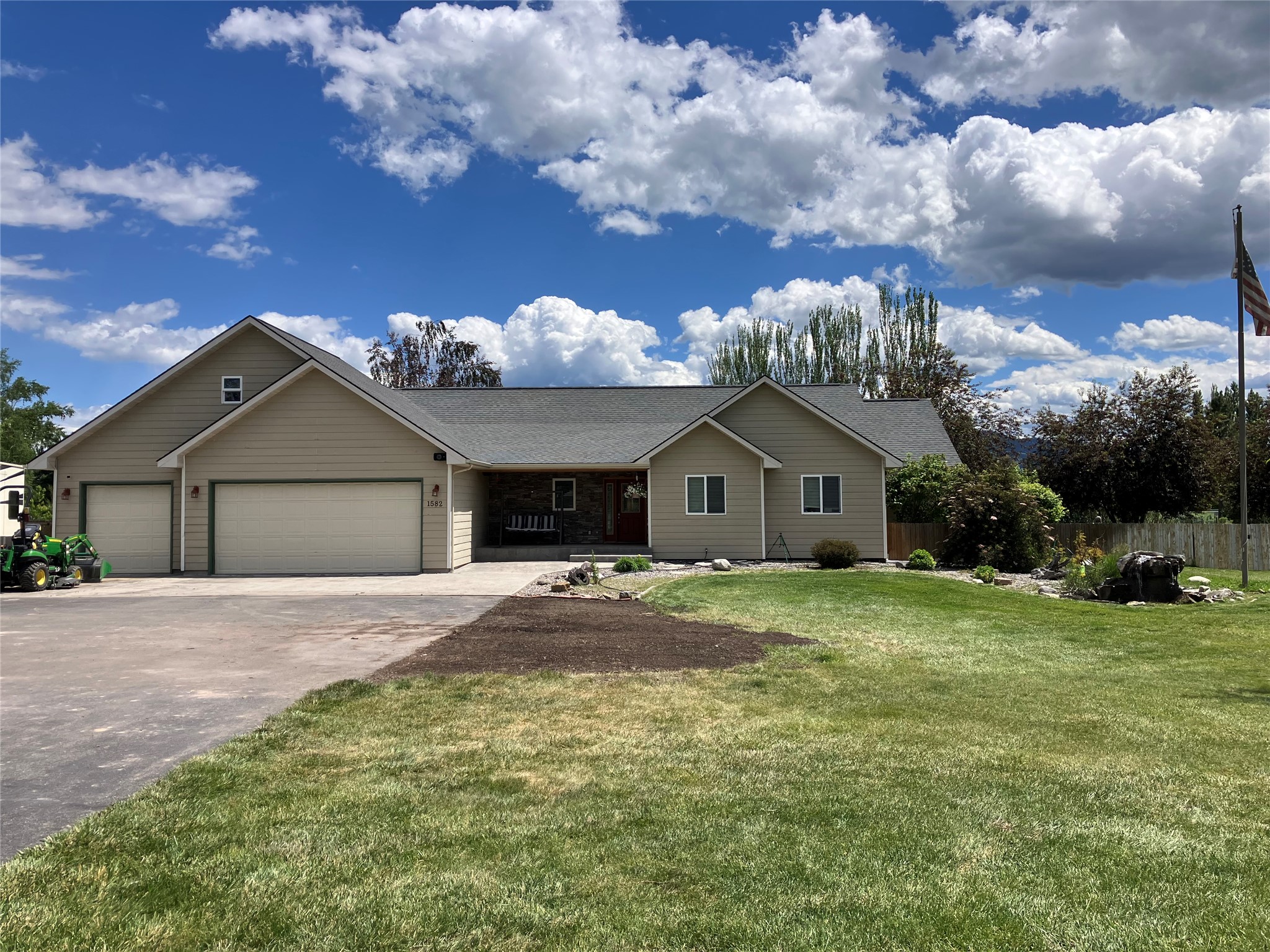 1582 Douglas Drive Property Photo 3