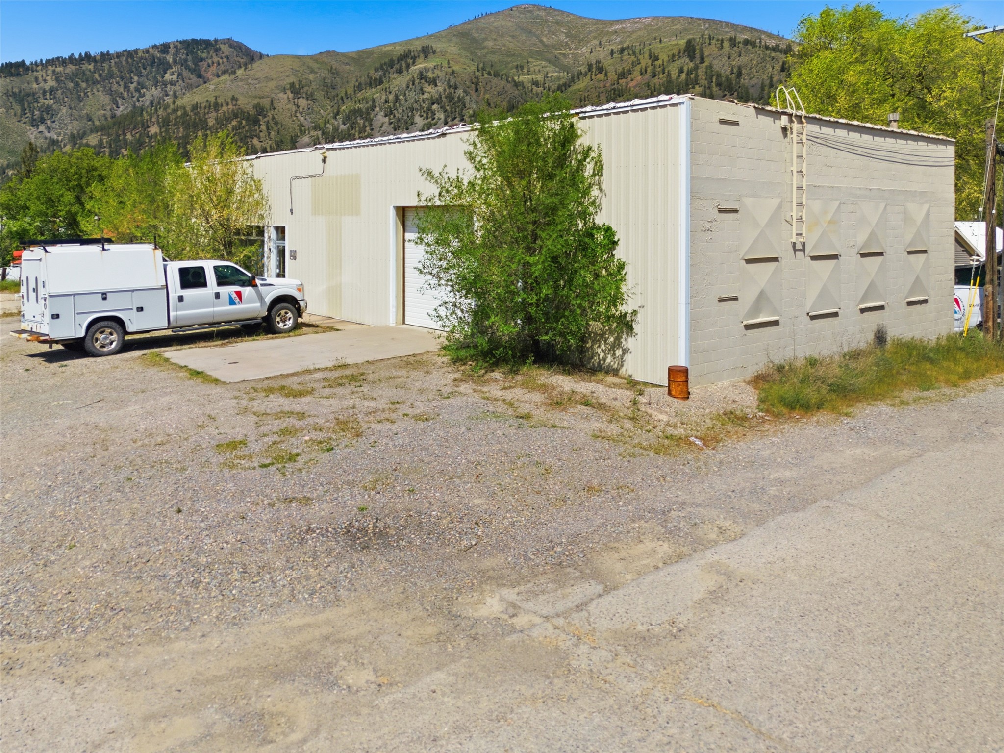 8280 Hwy 200 E Property Photo 2