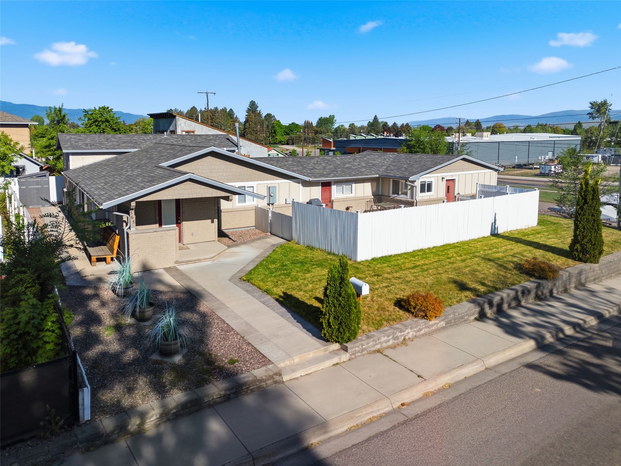 565 S Johnson Street Property Photo