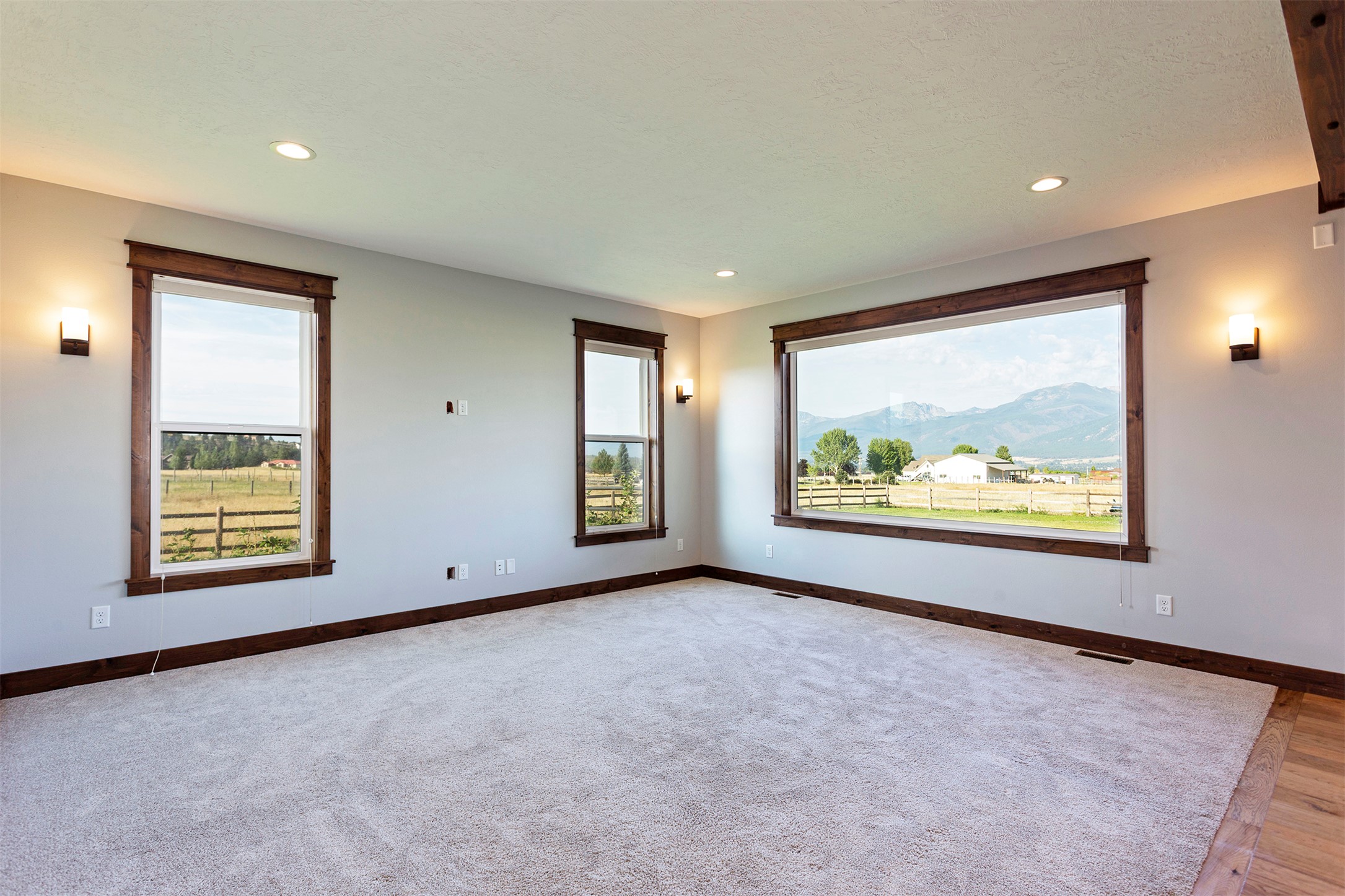 5655 Longview Drive Property Photo 8