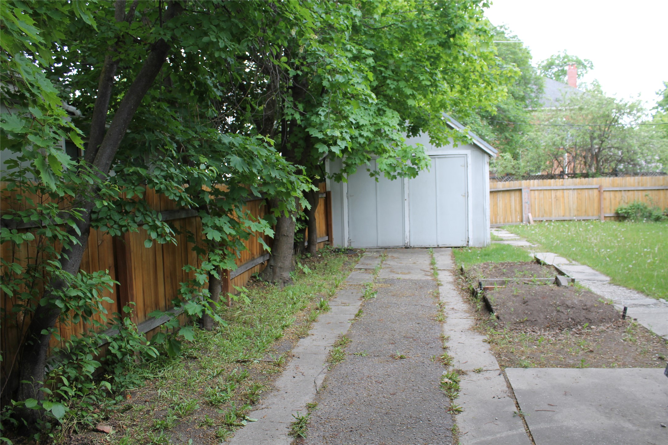 405 E Spruce Street Property Photo 3