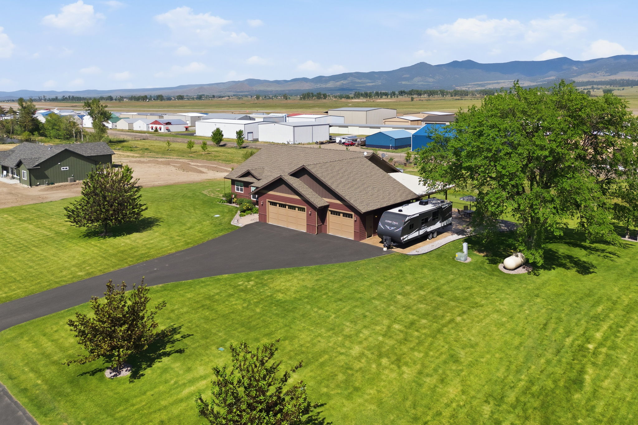 150 Jet Lane Property Photo 3