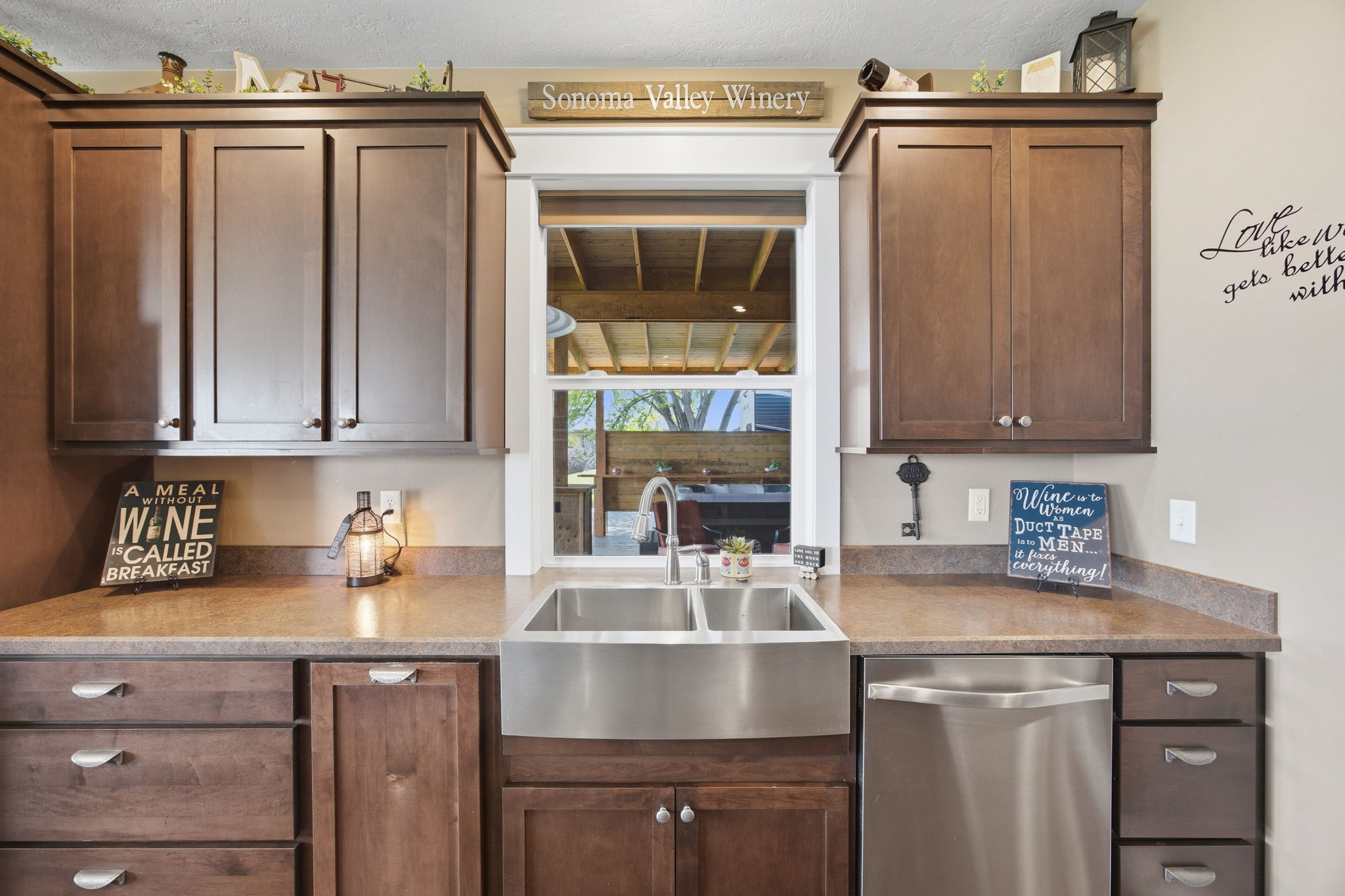 150 Jet Lane Property Photo 23