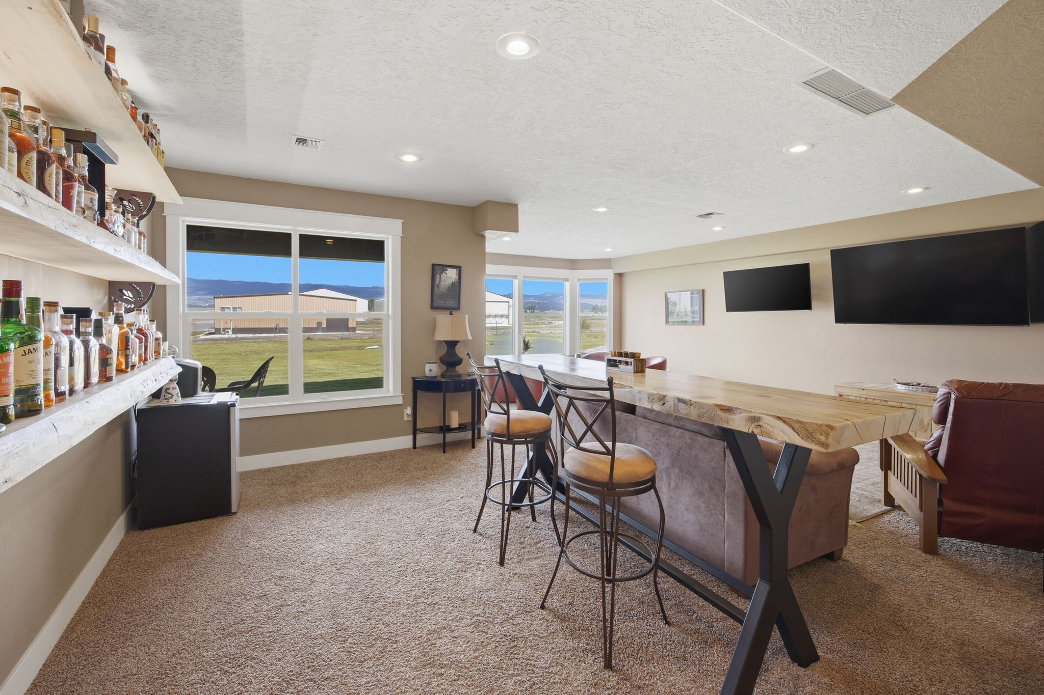 150 Jet Lane Property Photo 34