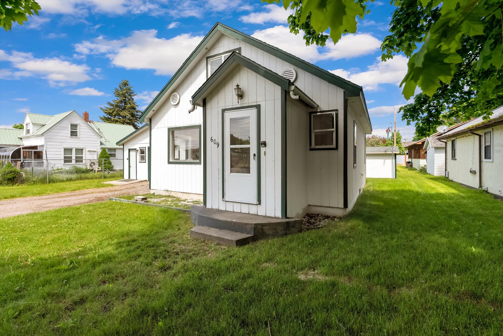 609 6th Avenue E Property Photo 4