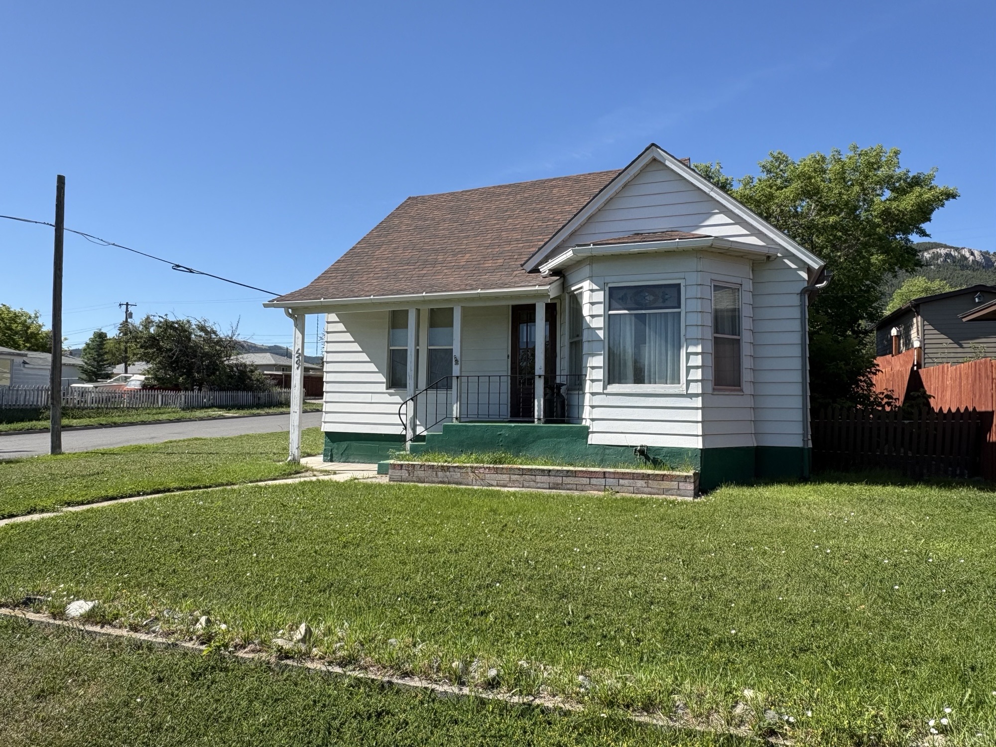 1201 Leslie Avenue Property Photo 1
