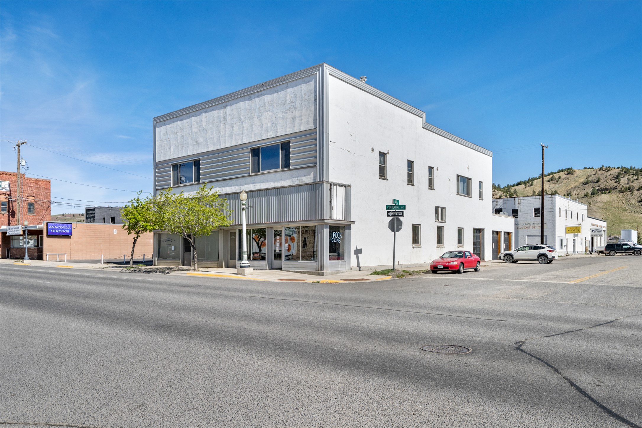 124 E Commercial Avenue Property Photo 1