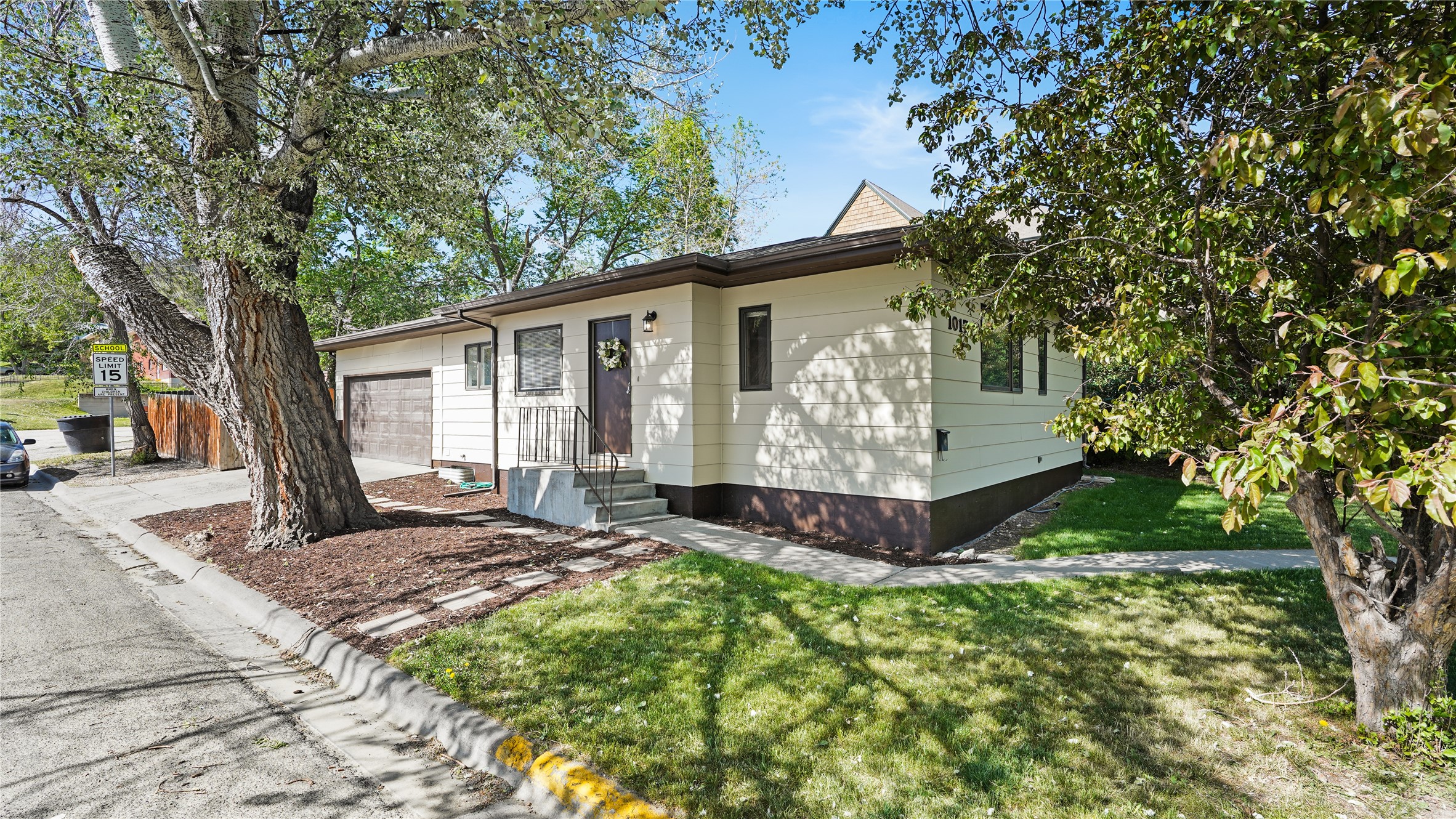 1017 E Broadway Street Property Photo 1