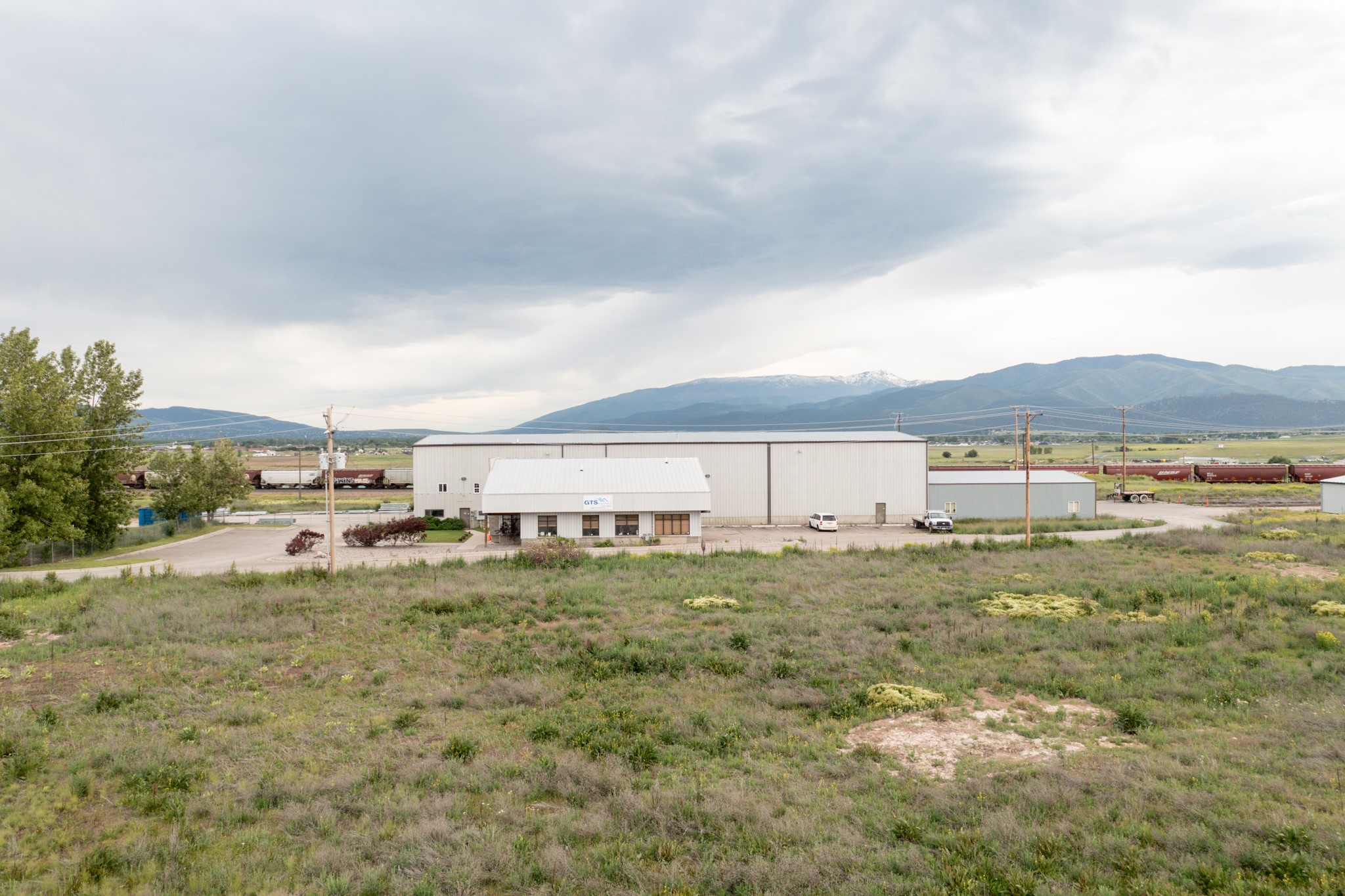 4685 Expressway Property Photo 3