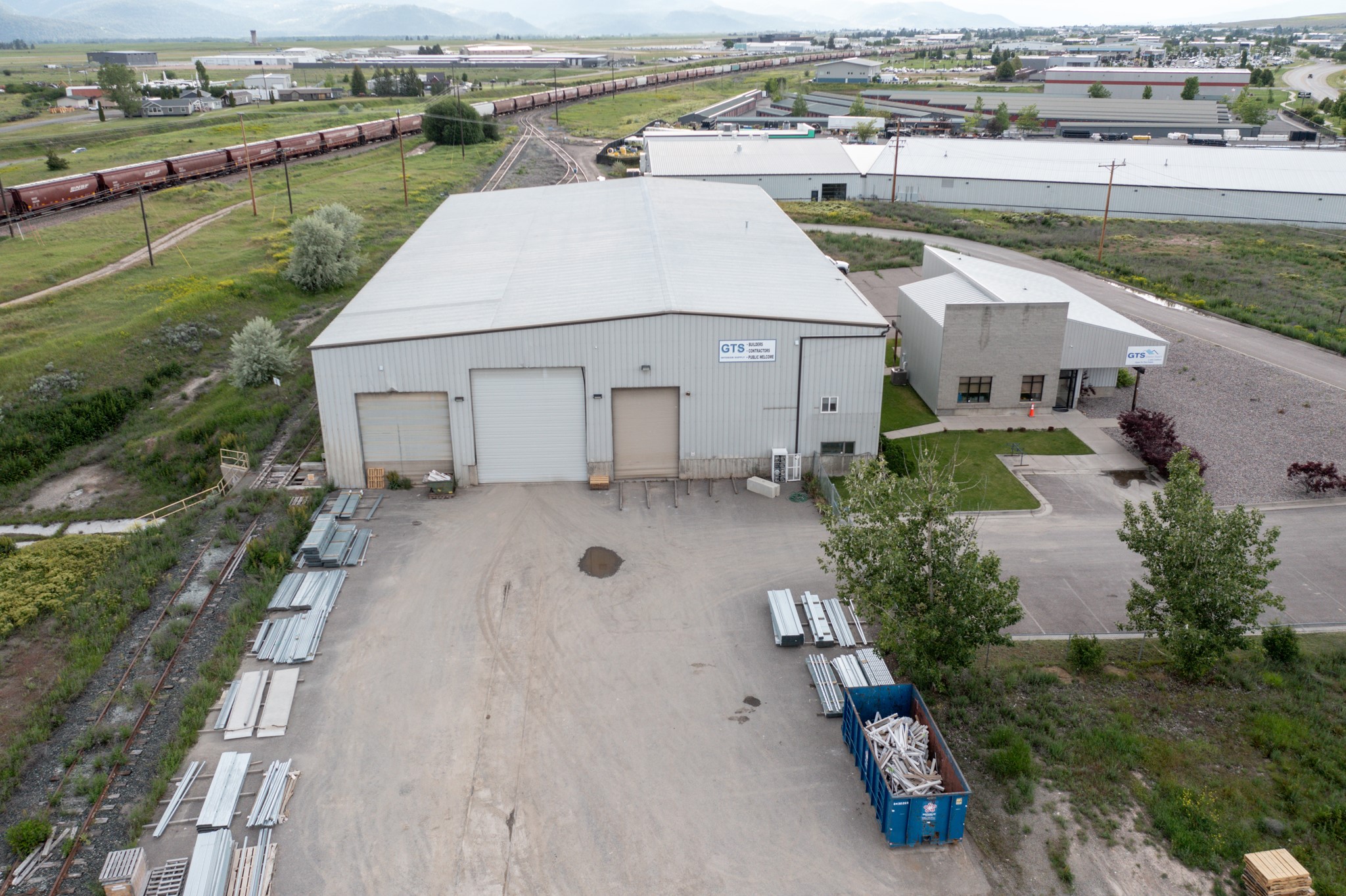 4685 Expressway Property Photo 4