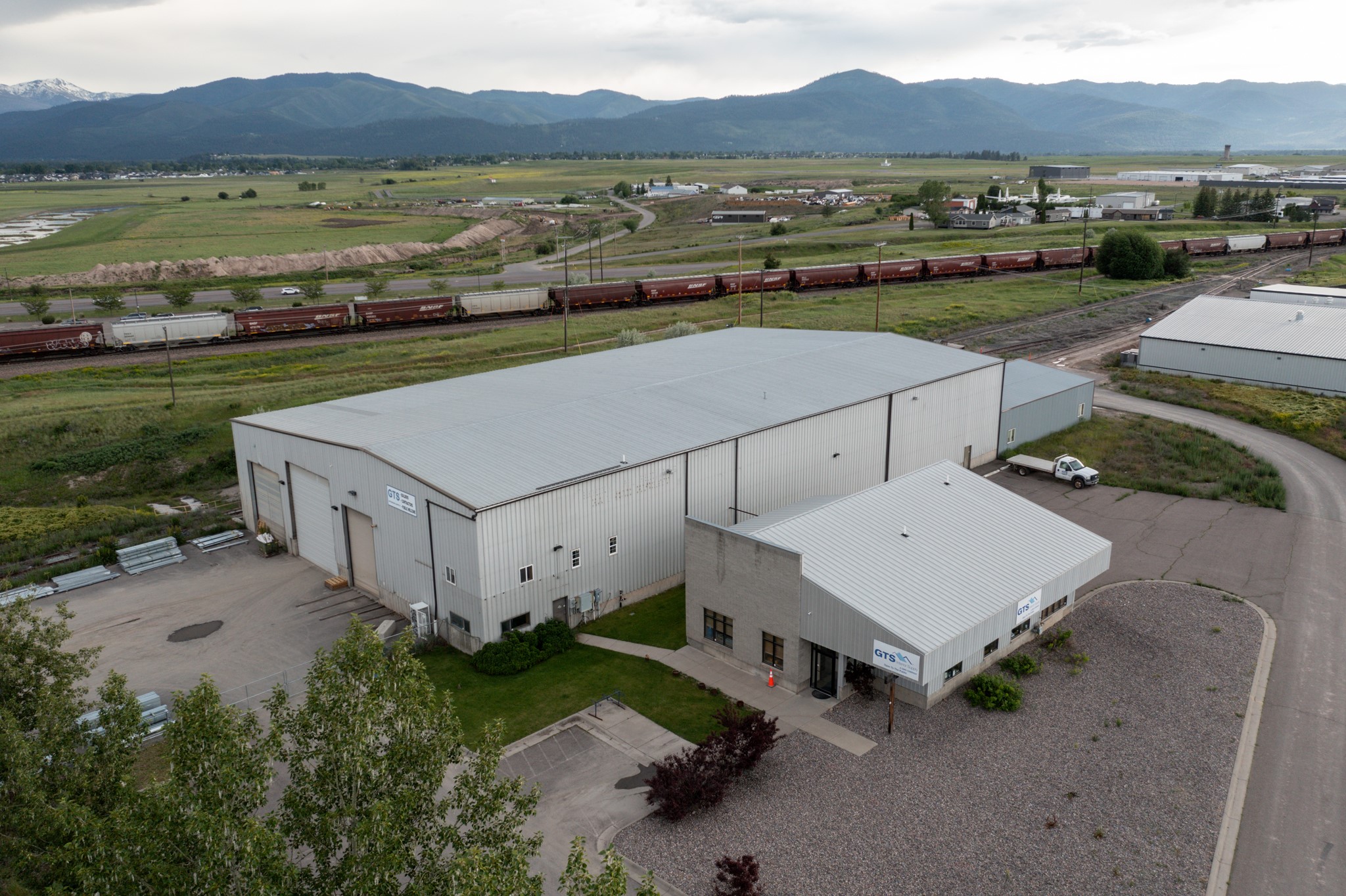 4685 Expressway Property Photo 17