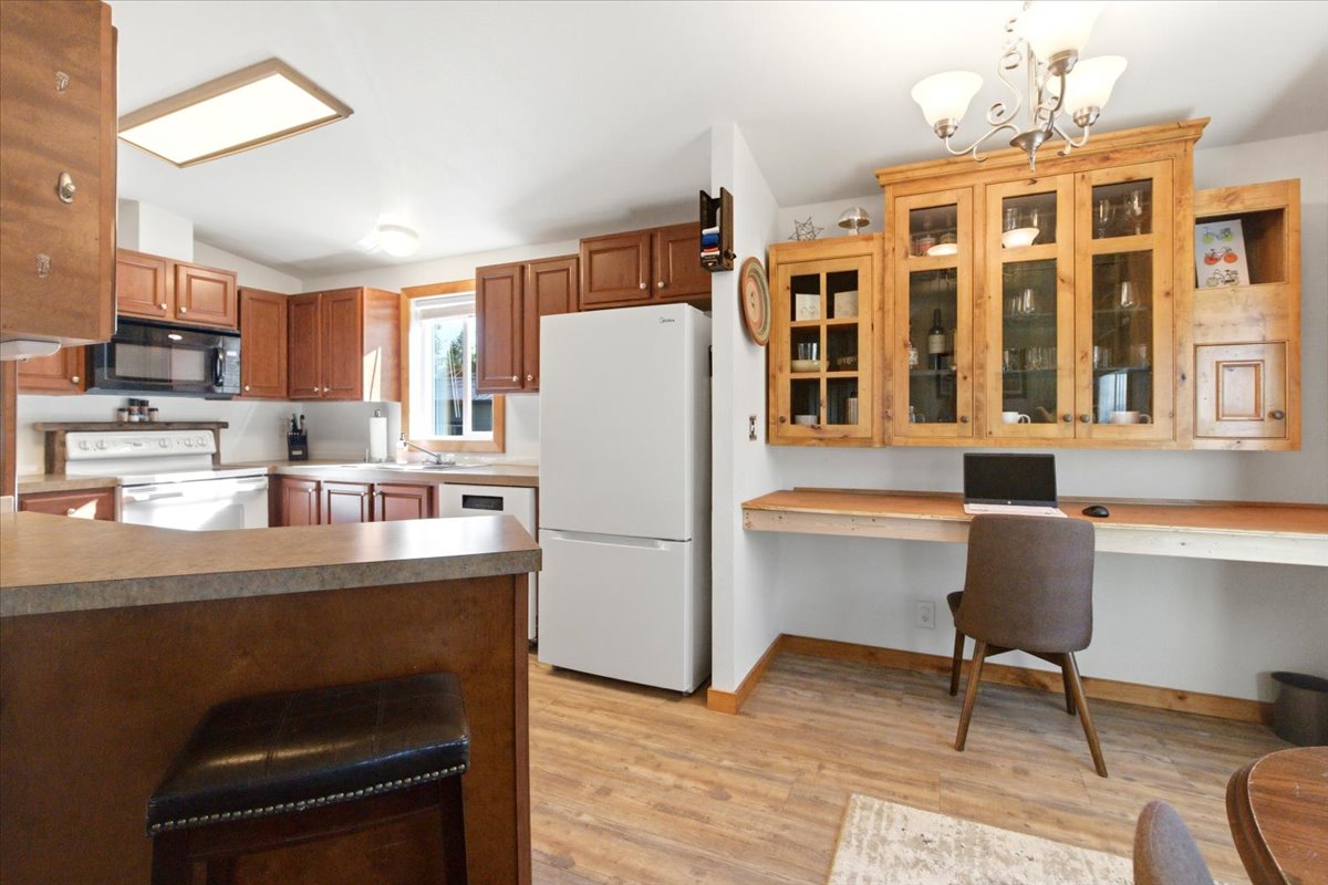 192 Kokanee Drive W Property Photo 6