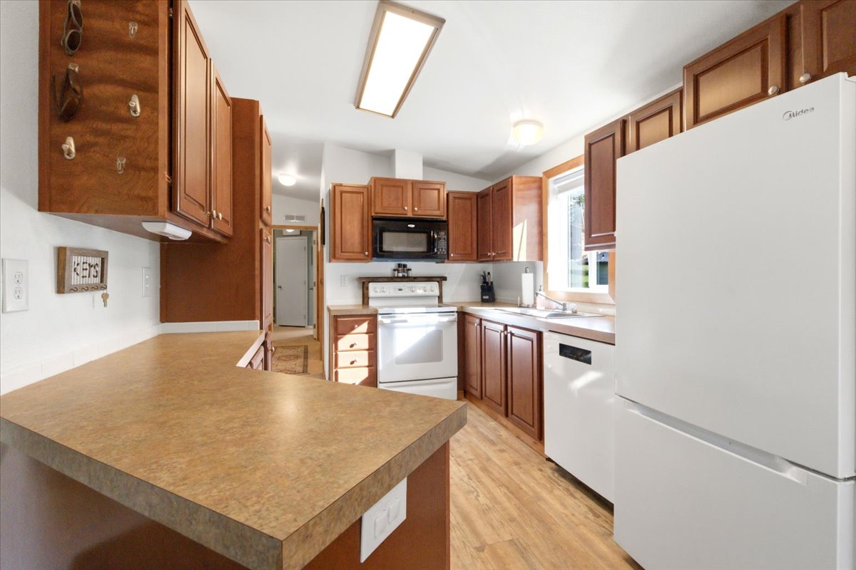 192 Kokanee Drive W Property Photo 7