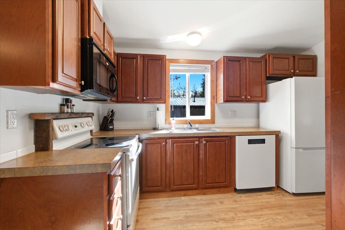 192 Kokanee Drive W Property Photo 8
