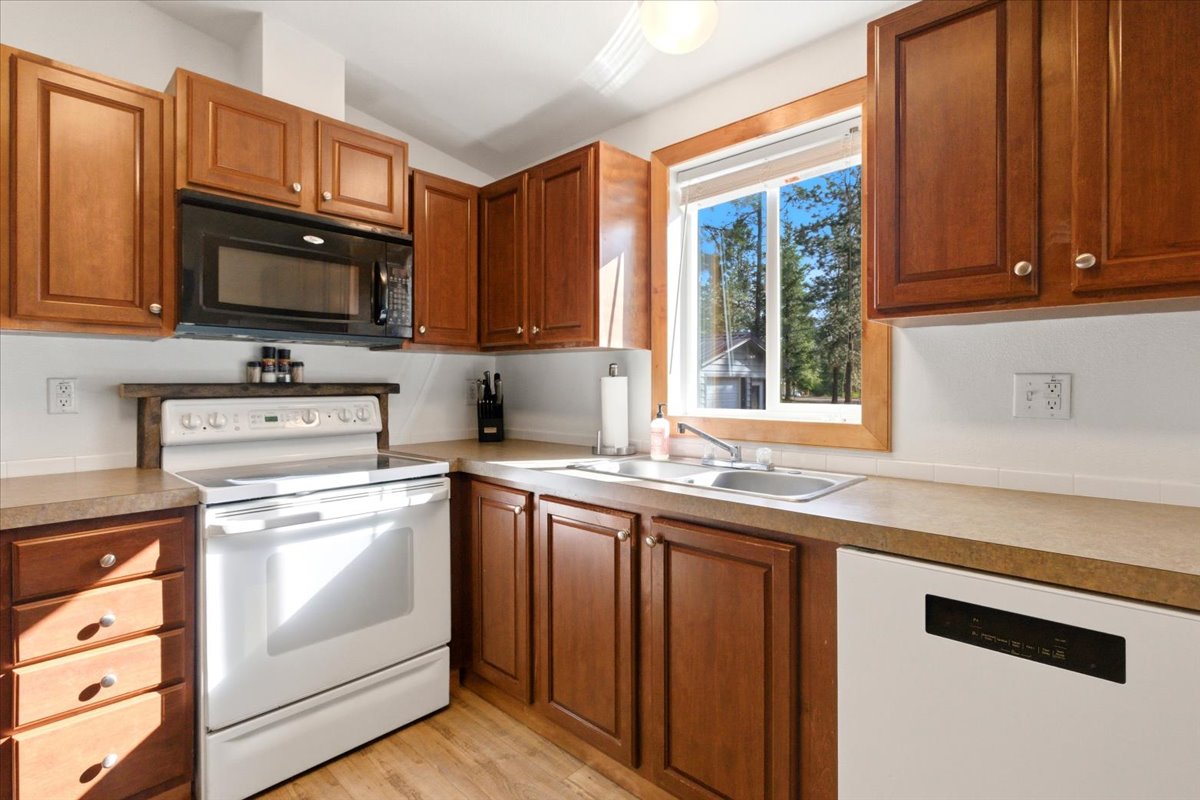 192 Kokanee Drive W Property Photo 9