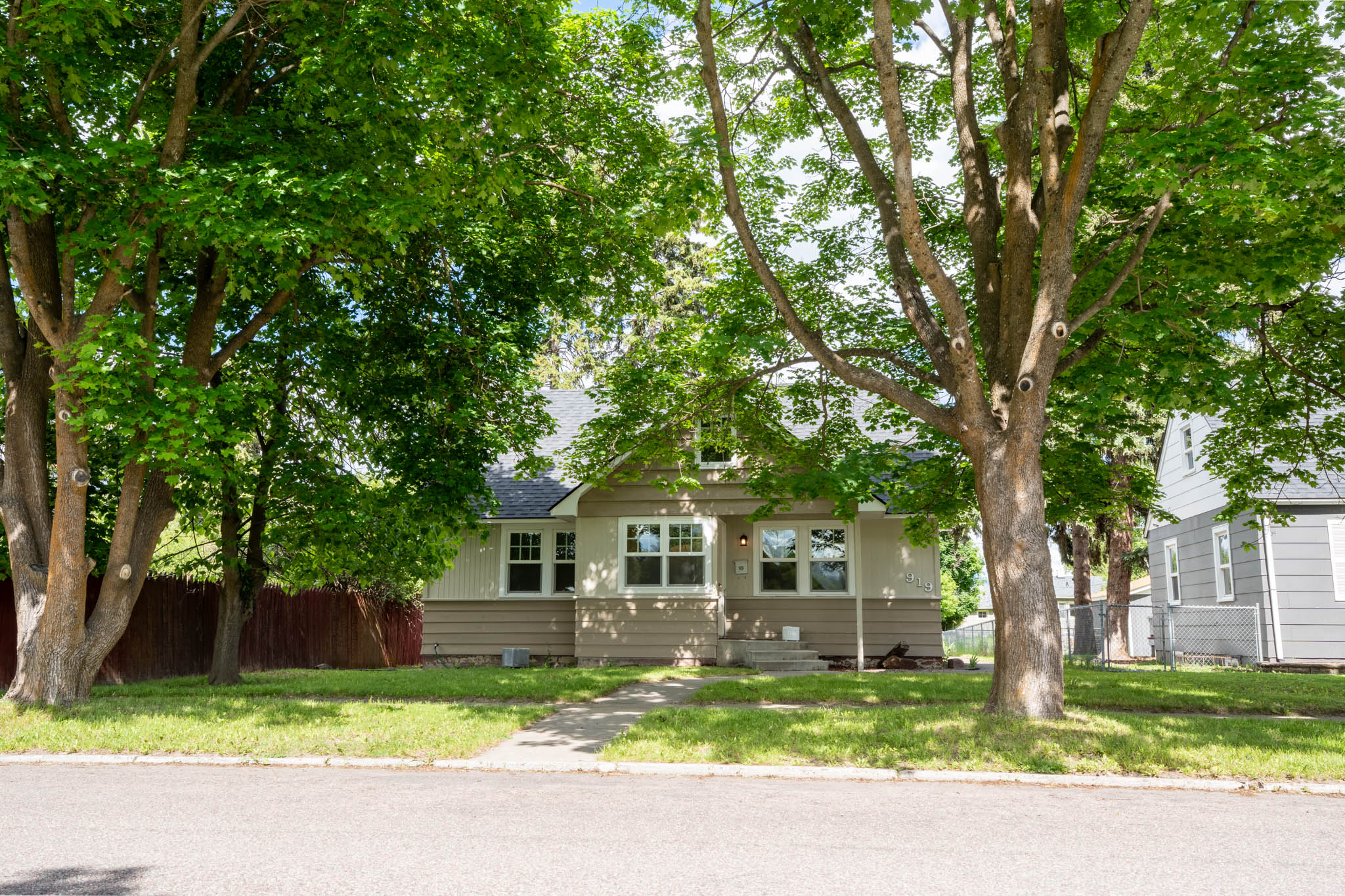 919 8th Avenue E Property Photo 1