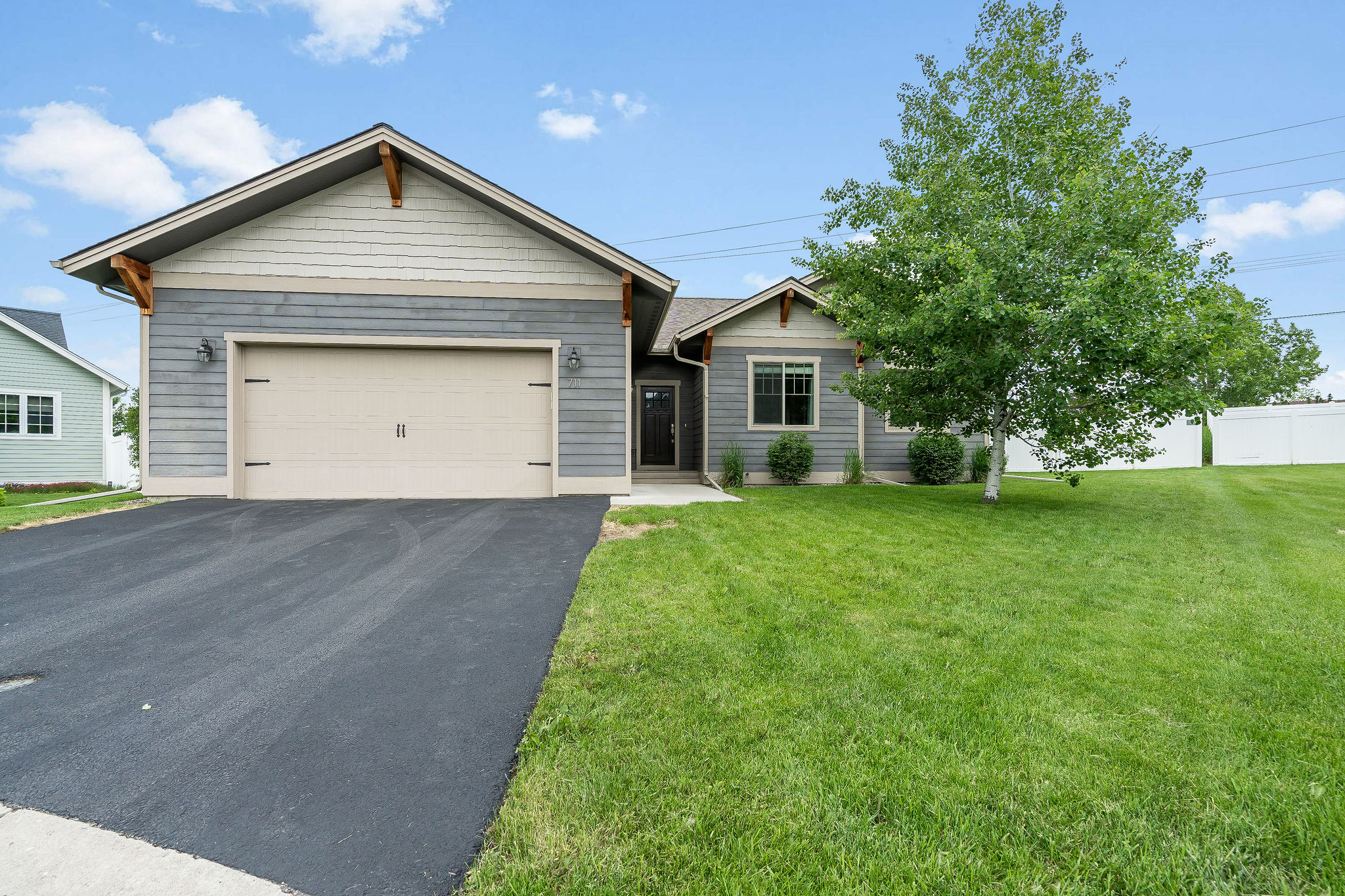 711 Parkway Drive Property Photo 1