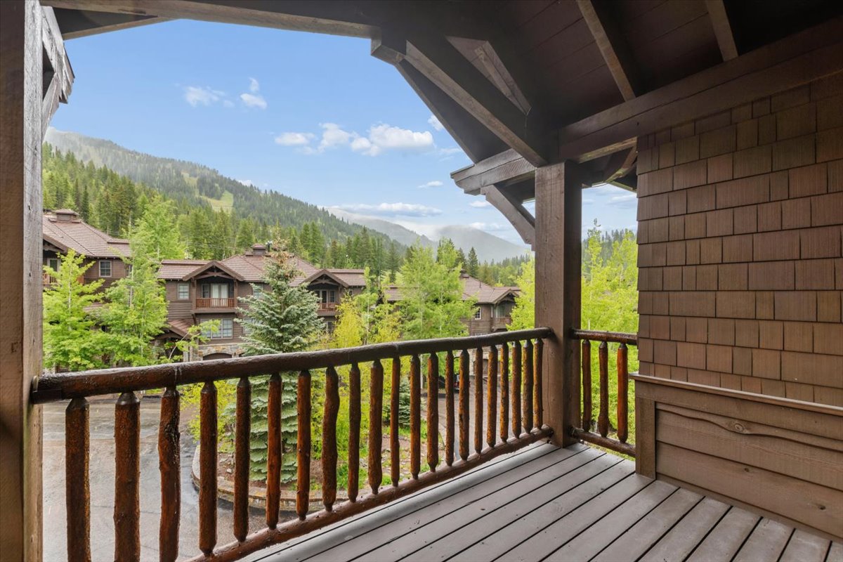 128 Slopeside Drive 18 Property Photo 3