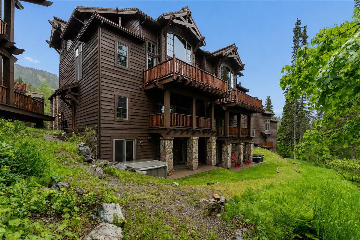 128 Slopeside Drive 18 Property Photo 6