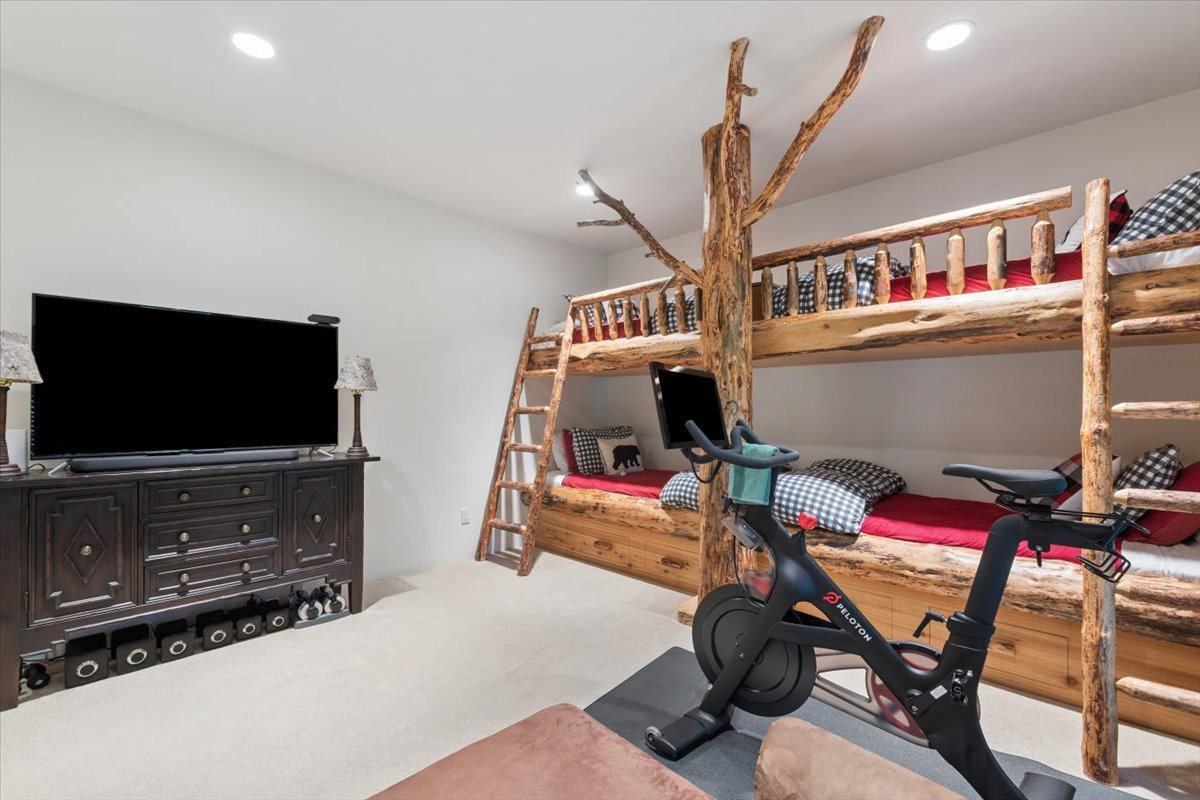 128 Slopeside Drive 18 Property Photo 31