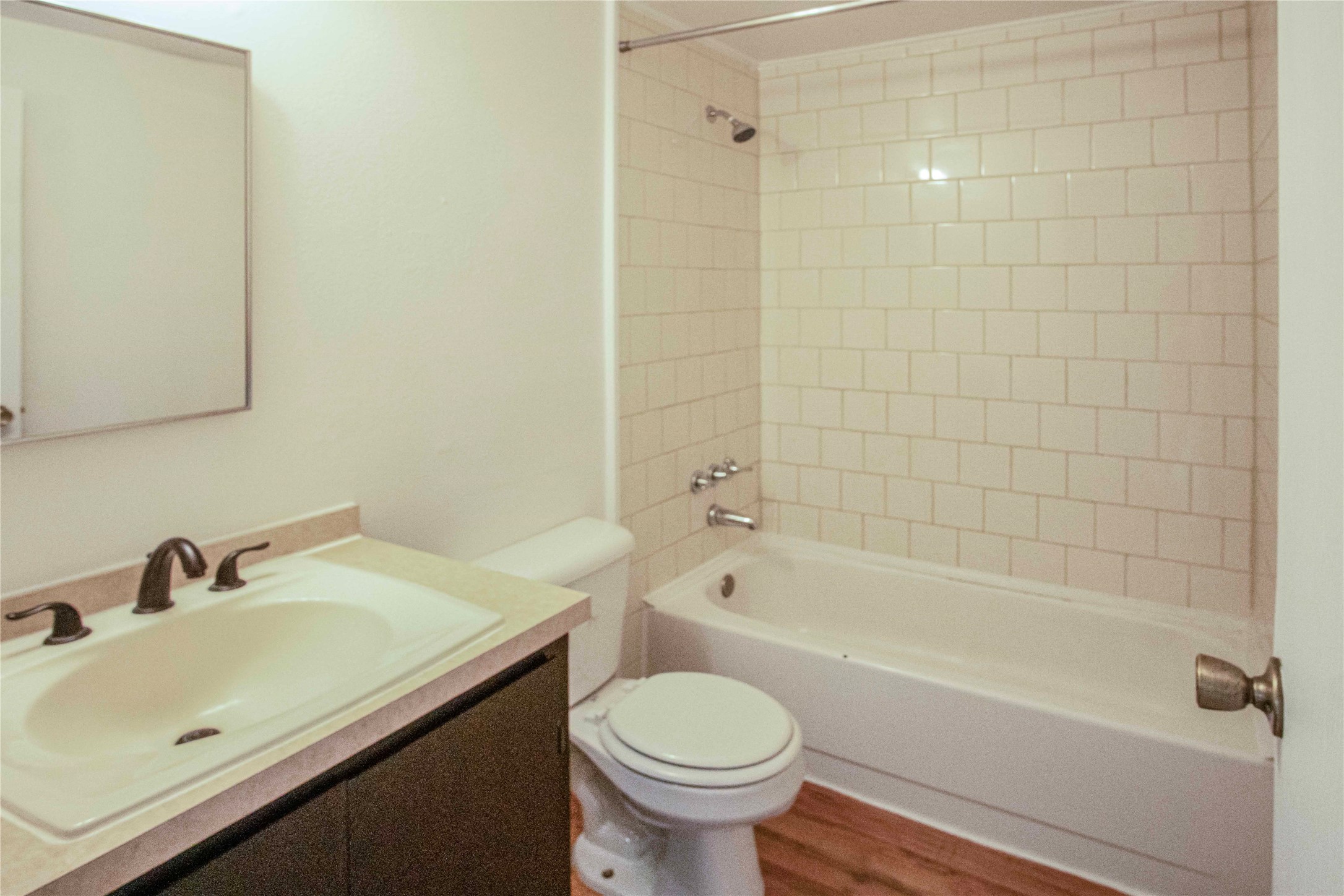323/325 W River Road Property Photo 4