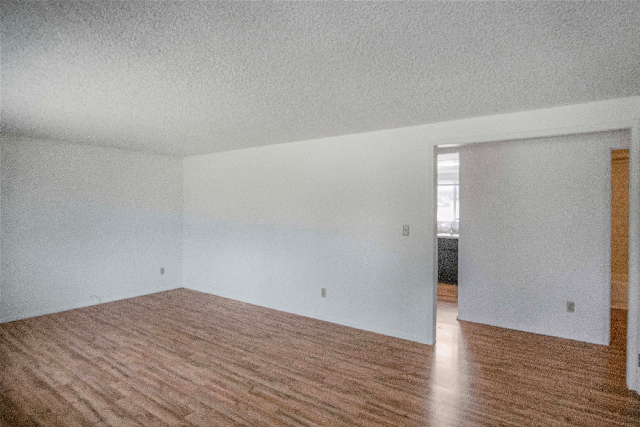 323/325 W River Road Property Photo 5