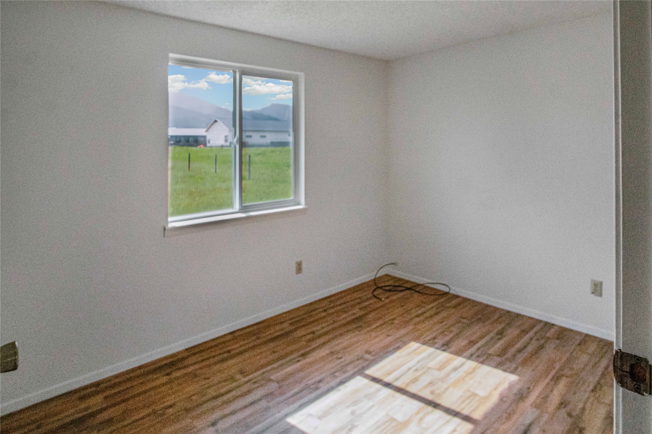 323/325 W River Road Property Photo 8