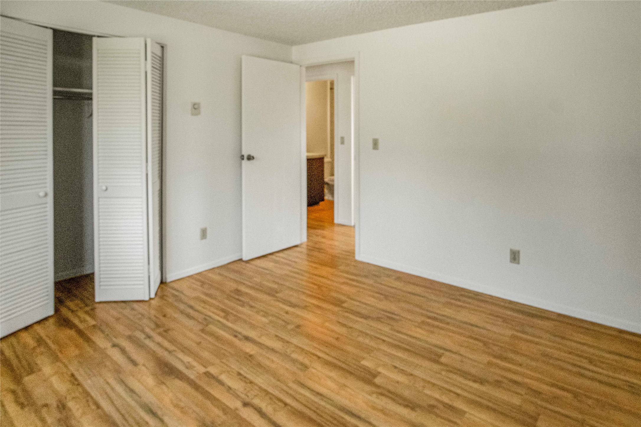 323/325 W River Road Property Photo 10