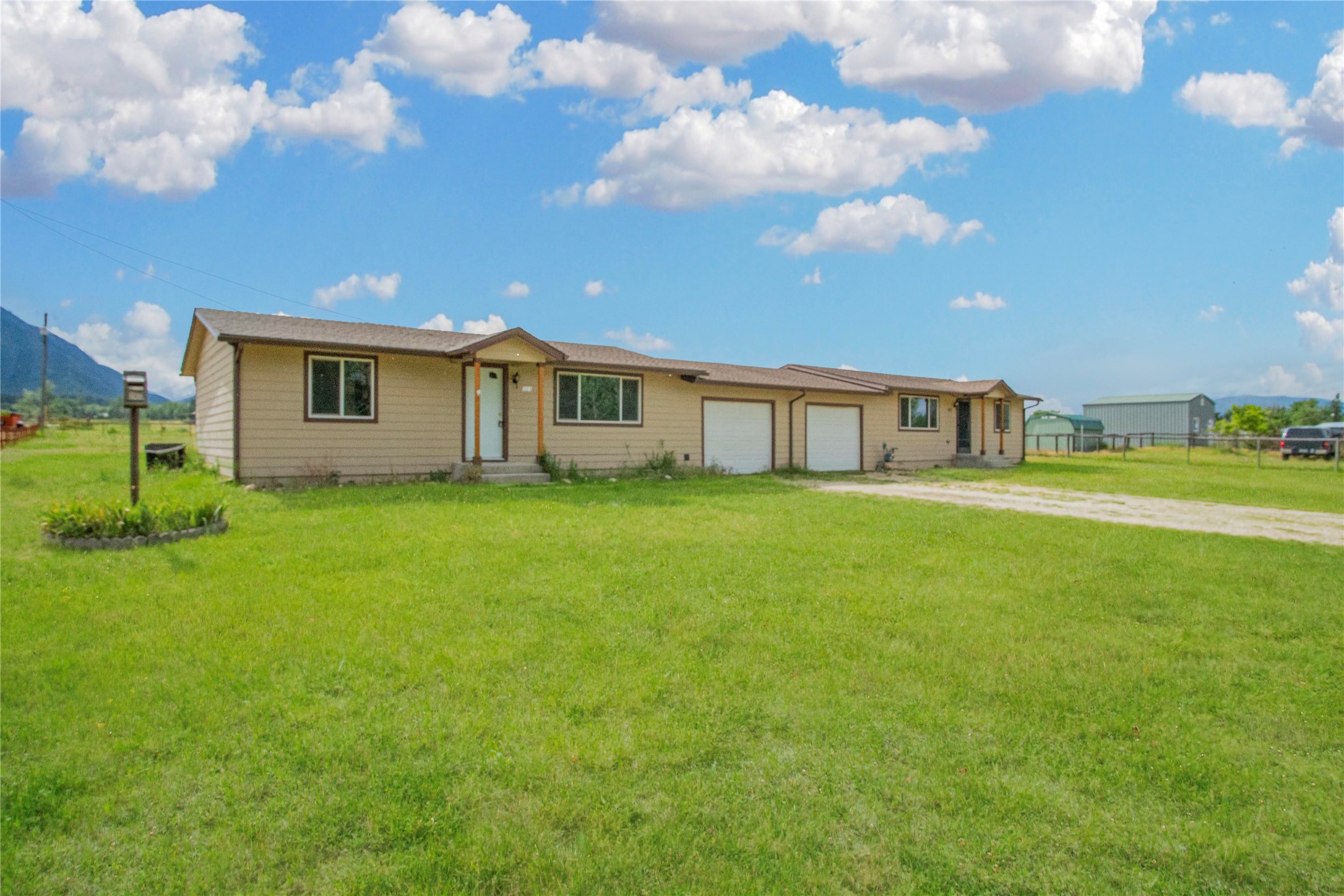 323/325 W River Road Property Photo 12