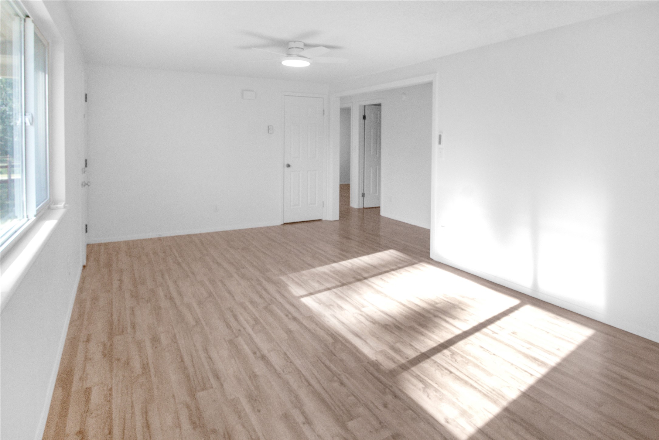 323/325 W River Road Property Photo 15
