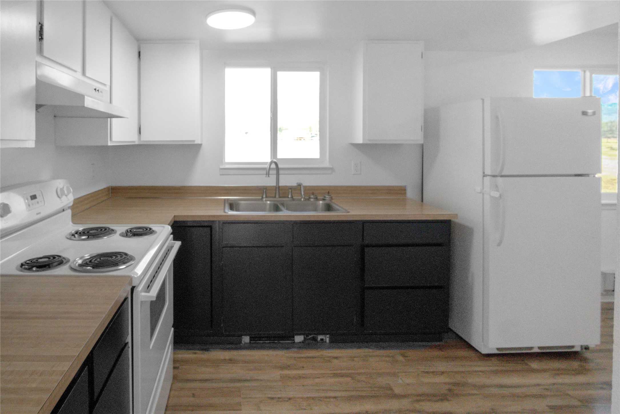 323/325 W River Road Property Photo 17