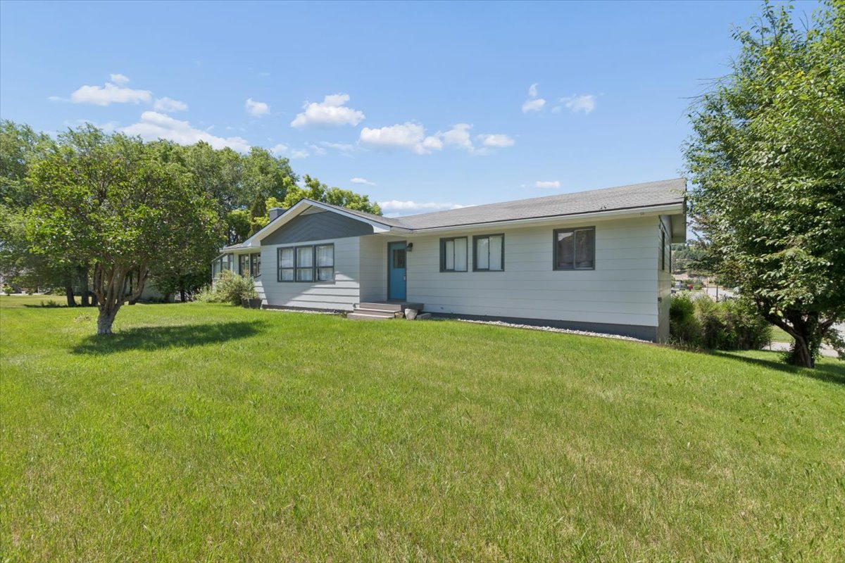 823 5th Avenue E Property Photo 1