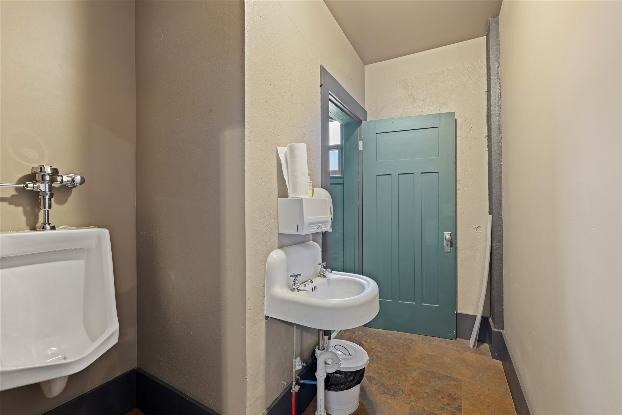 120 W Broadway Street Property Photo 18