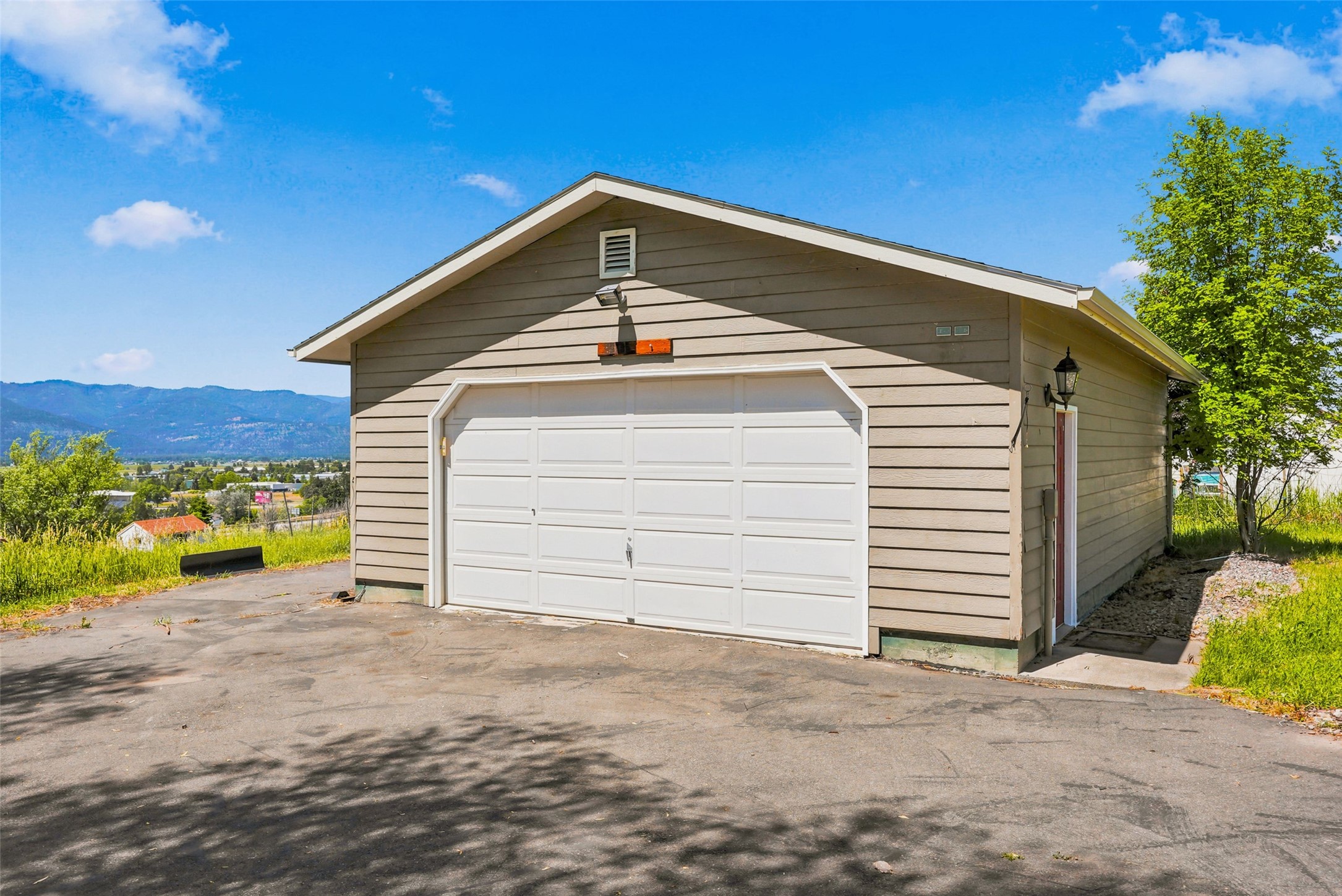 6385 Goodan Lane Property Photo 3