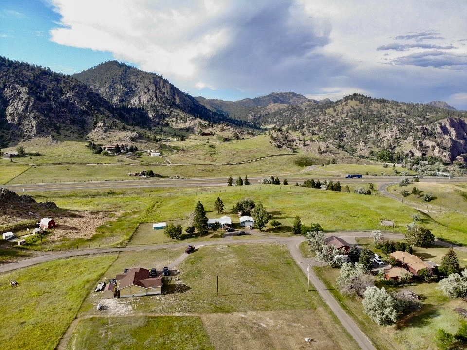 2 Meadowlark Square Property Photo 2