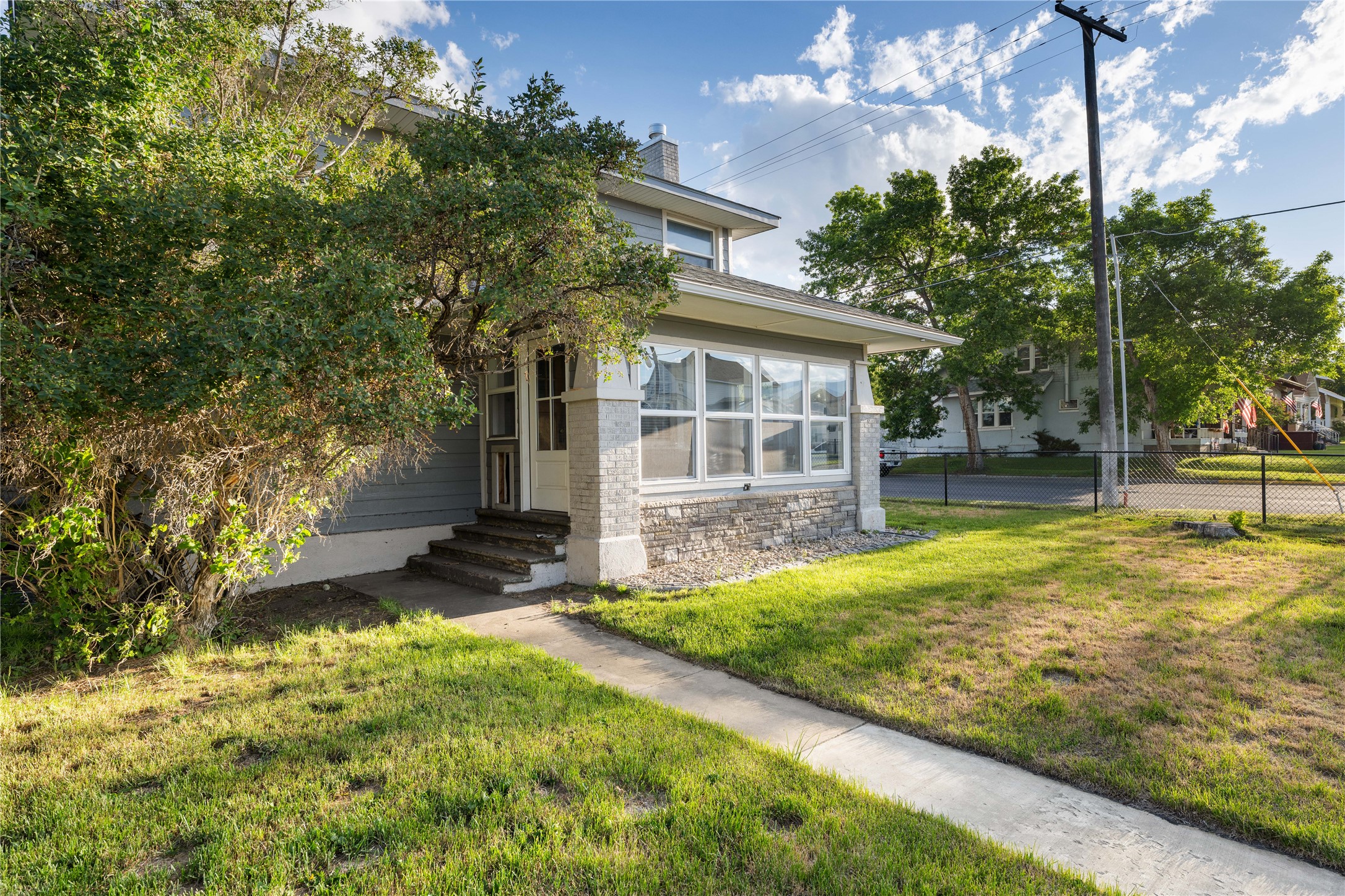 821 W 3rd Street Property Photo 4