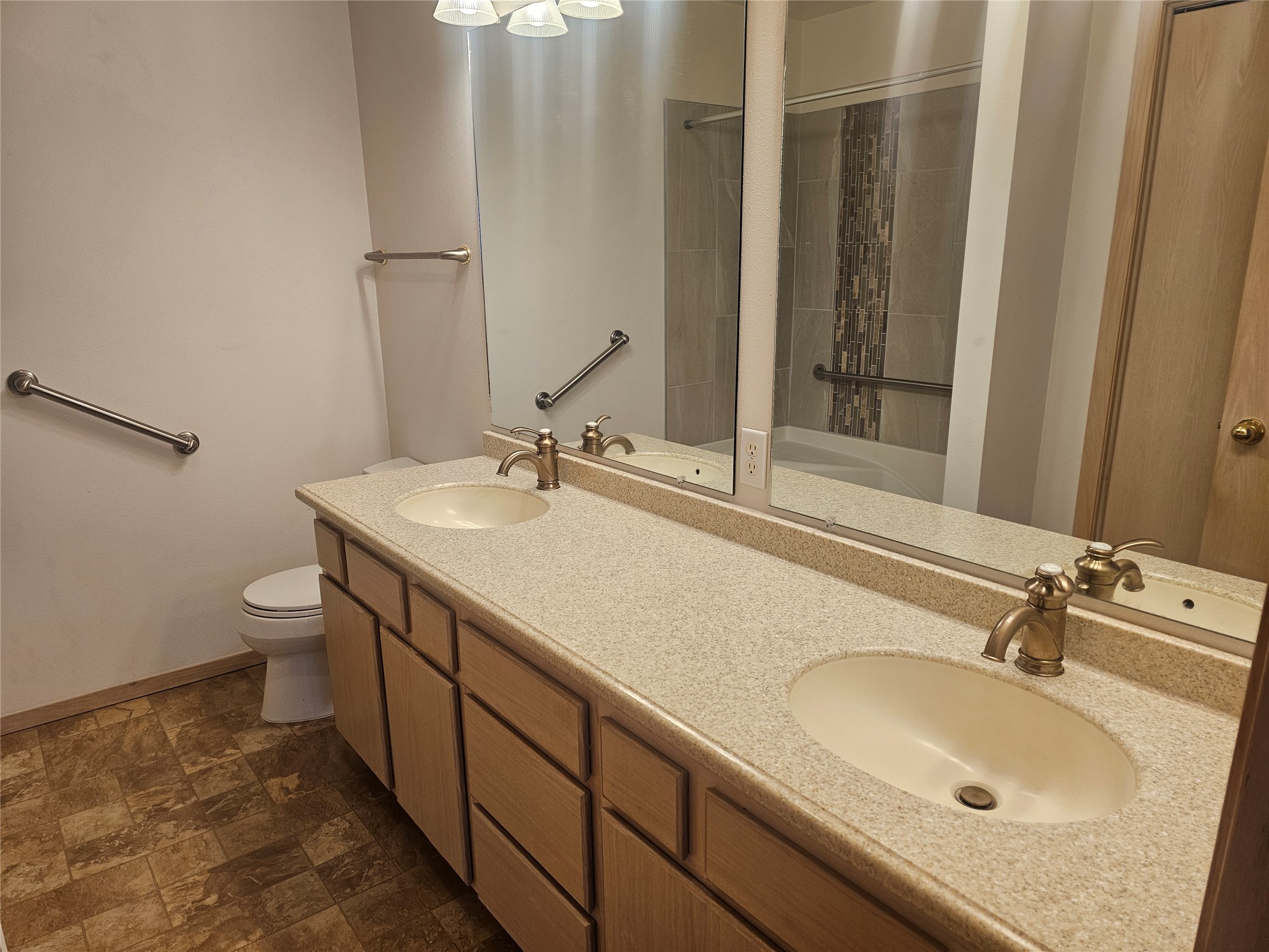 2700 Desert Drive Property Photo 12