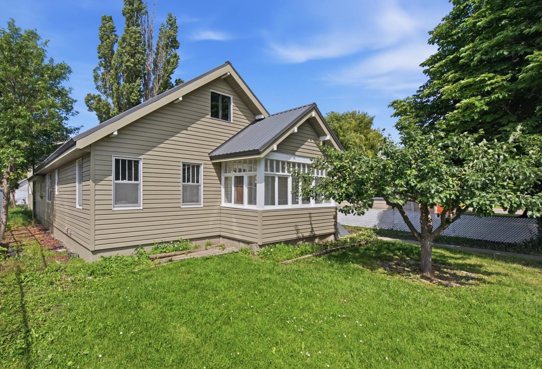 312 6th Avenue W Property Photo 1