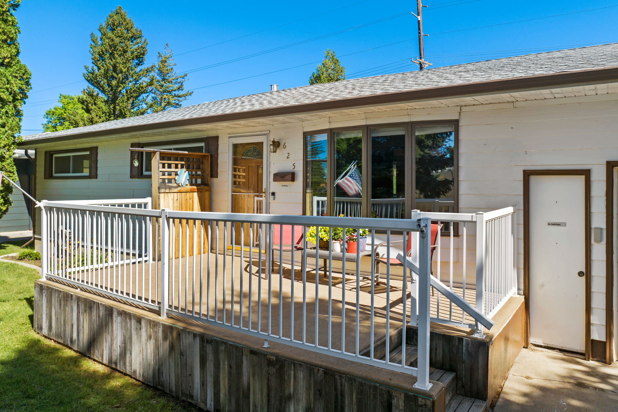 625 Riverview Drive E Property Photo 2