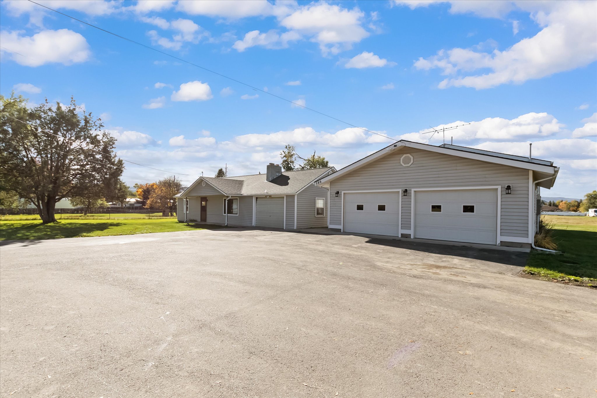586 Willow Glen Drive Property Photo 2