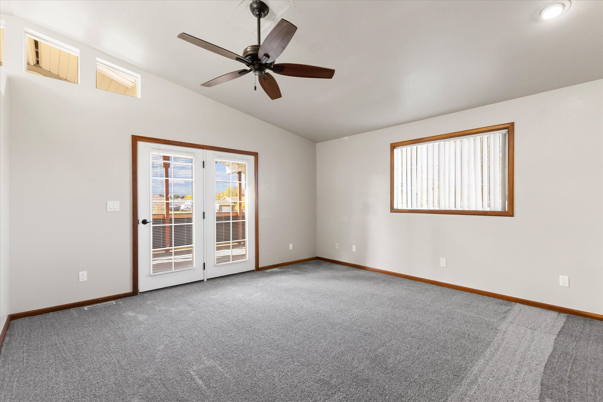 586 Willow Glen Drive Property Photo 8