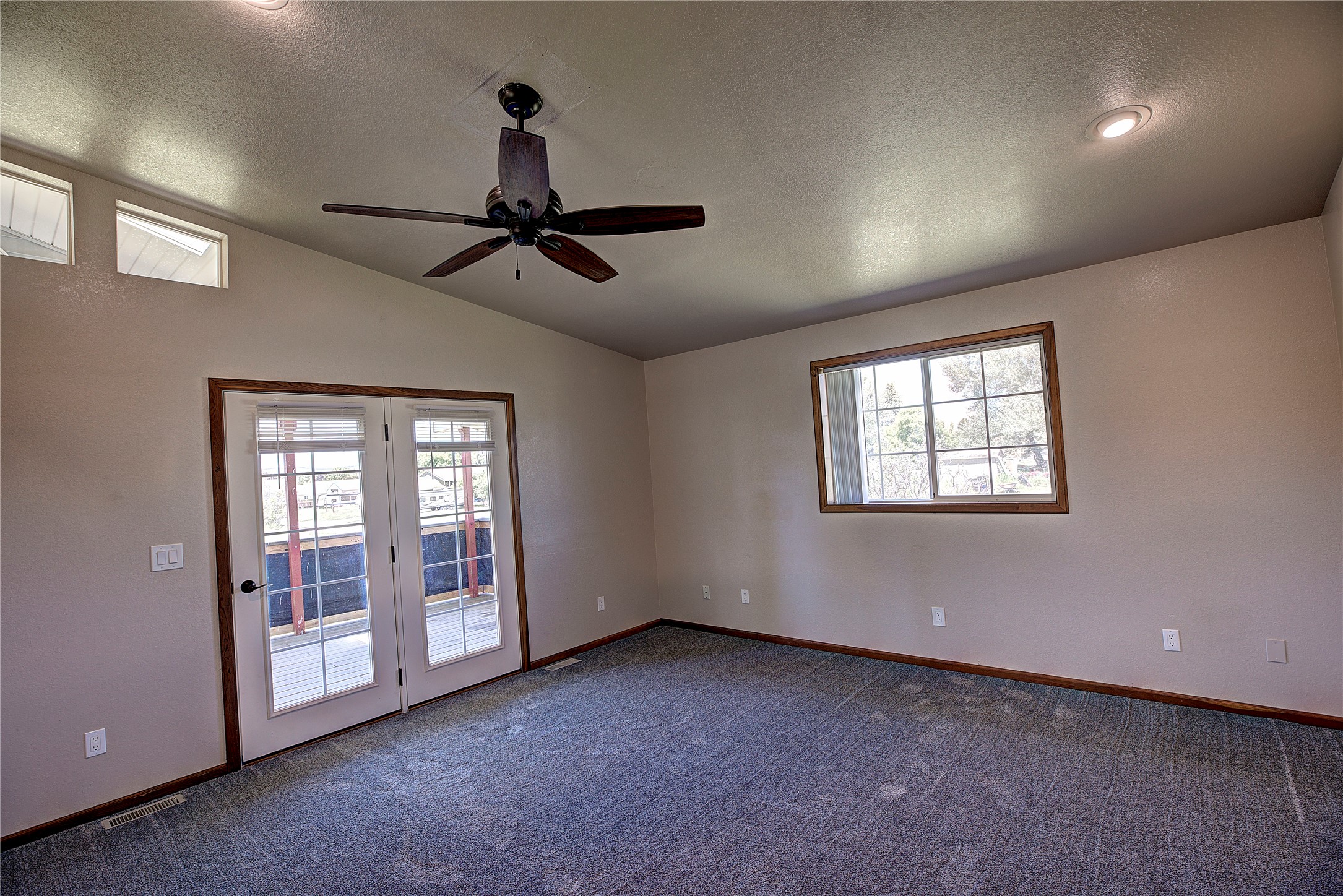 586 Willow Glen Drive Property Photo 13