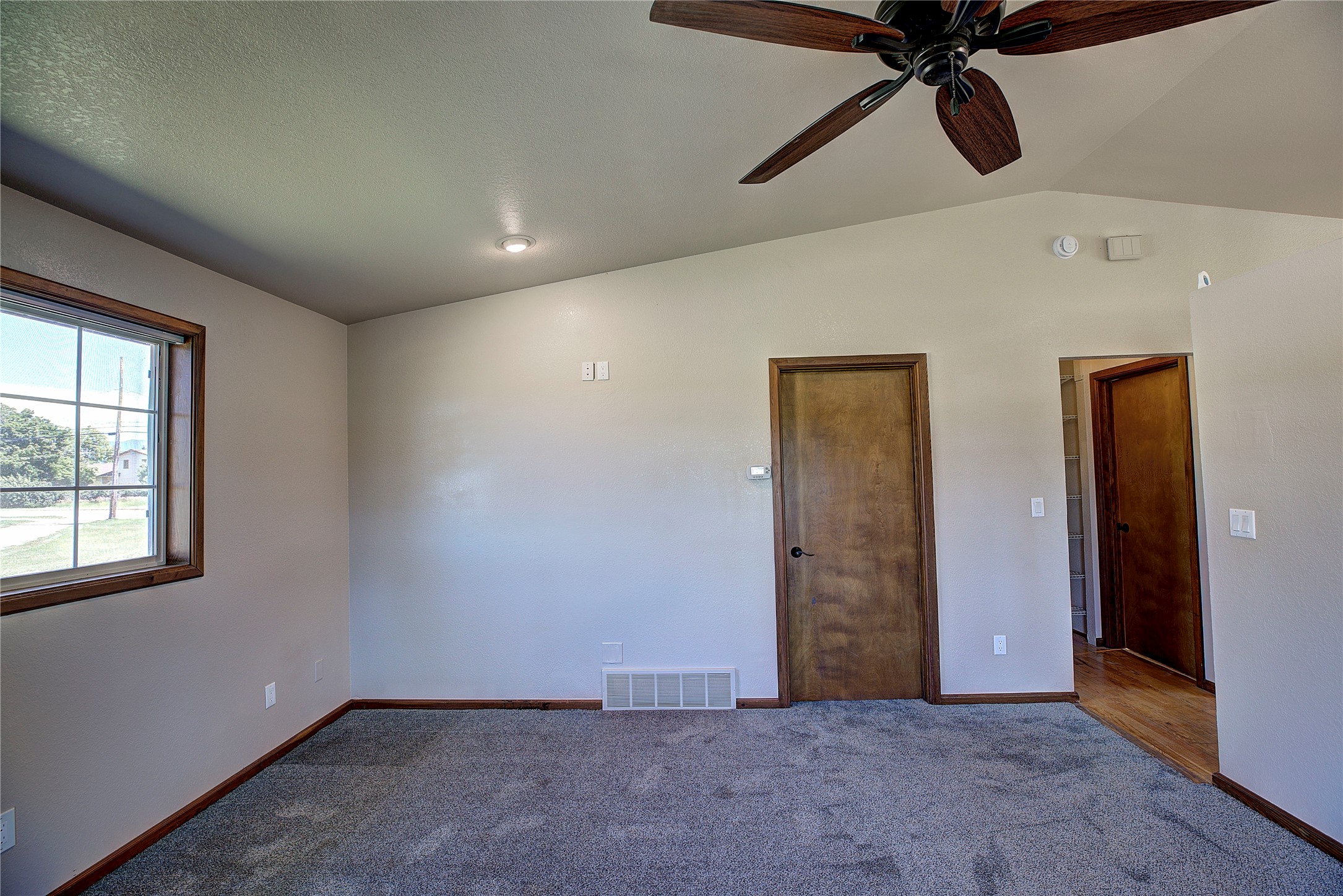 586 Willow Glen Drive Property Photo 16