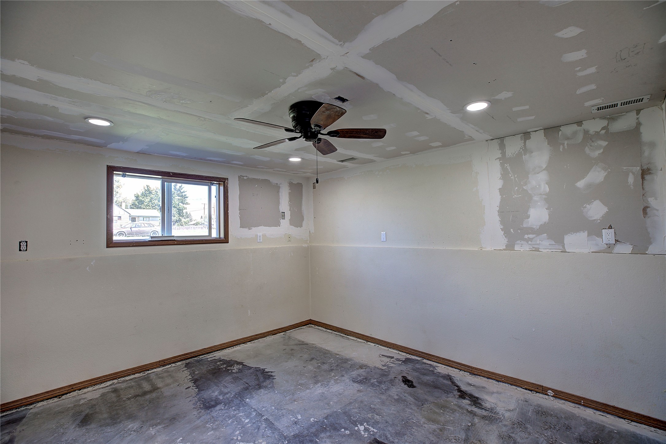 586 Willow Glen Drive Property Photo 28
