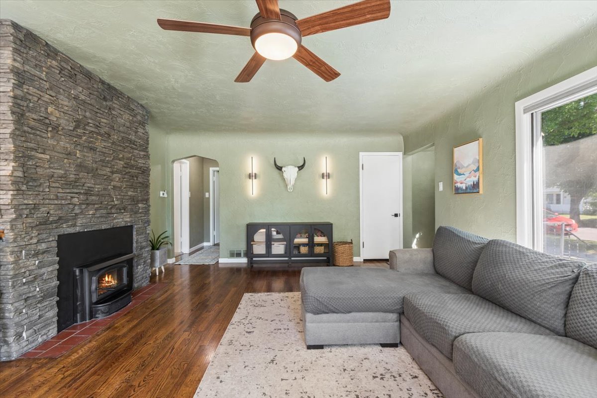 836 3rd Avenue W Property Photo 9