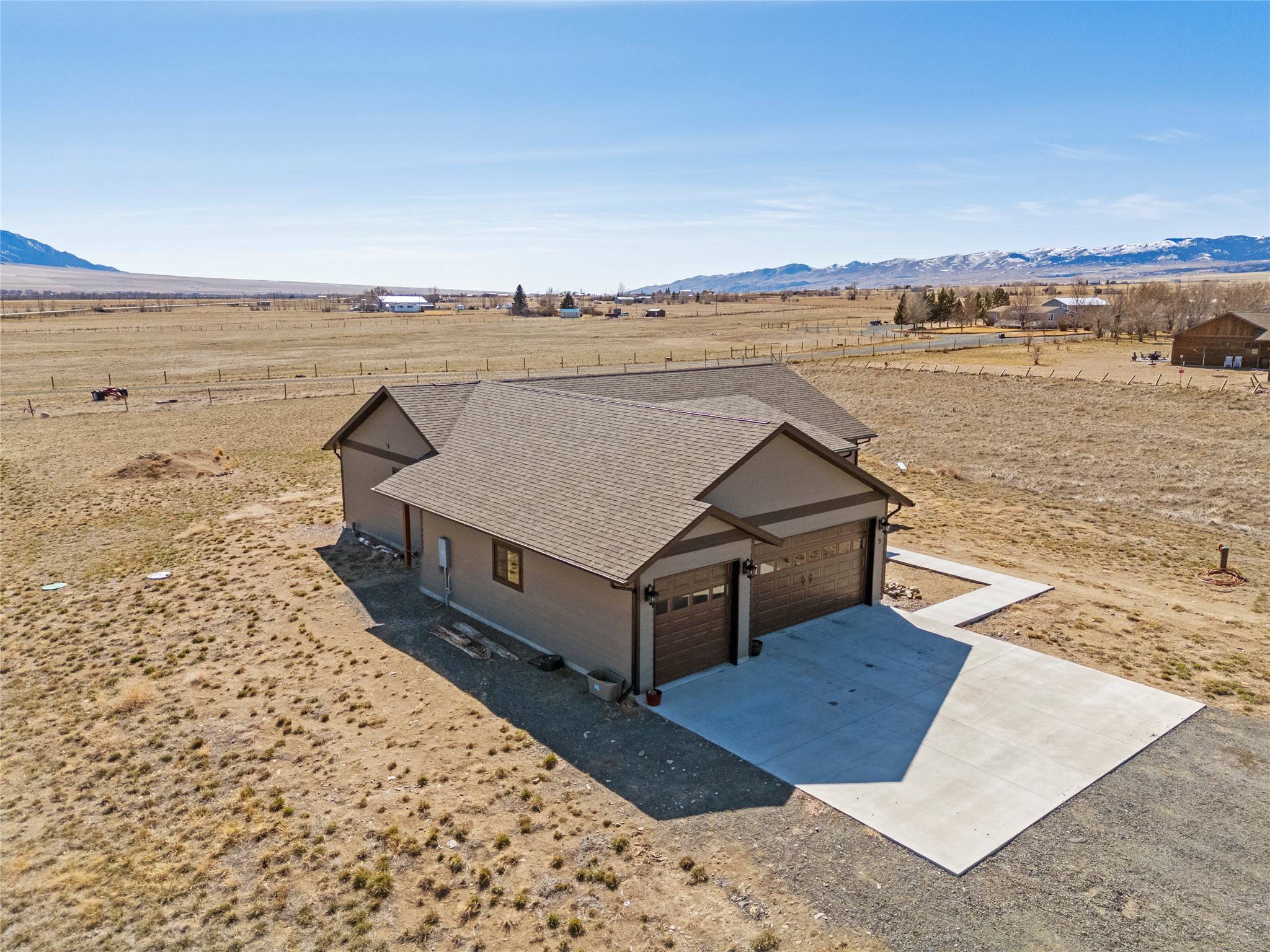 9 Fraker Loop Property Photo 3