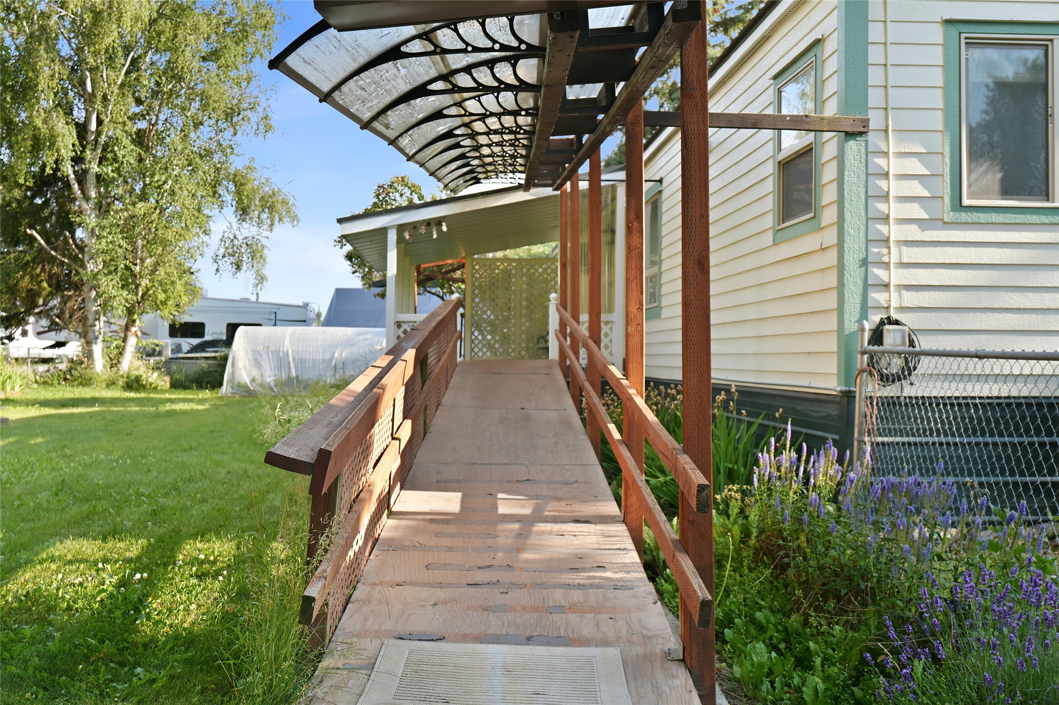636 E Evergreen Drive Property Photo 3