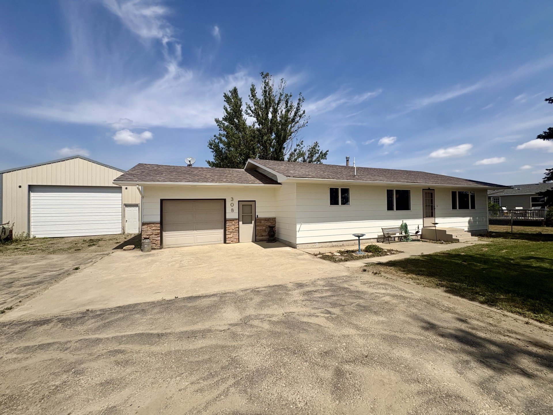 308 2nd Street E Property Photo 1